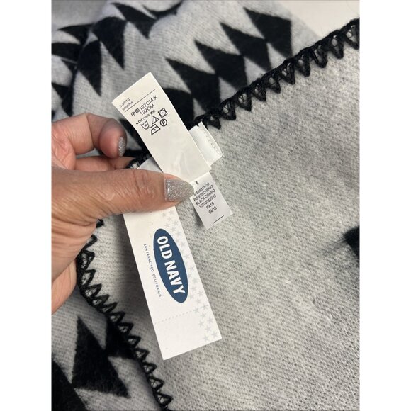 Old Navy NEW Scarf Shawl Aztec Wrap White & Black Cozy Sweater Kimono Western - Picture 8 of 8